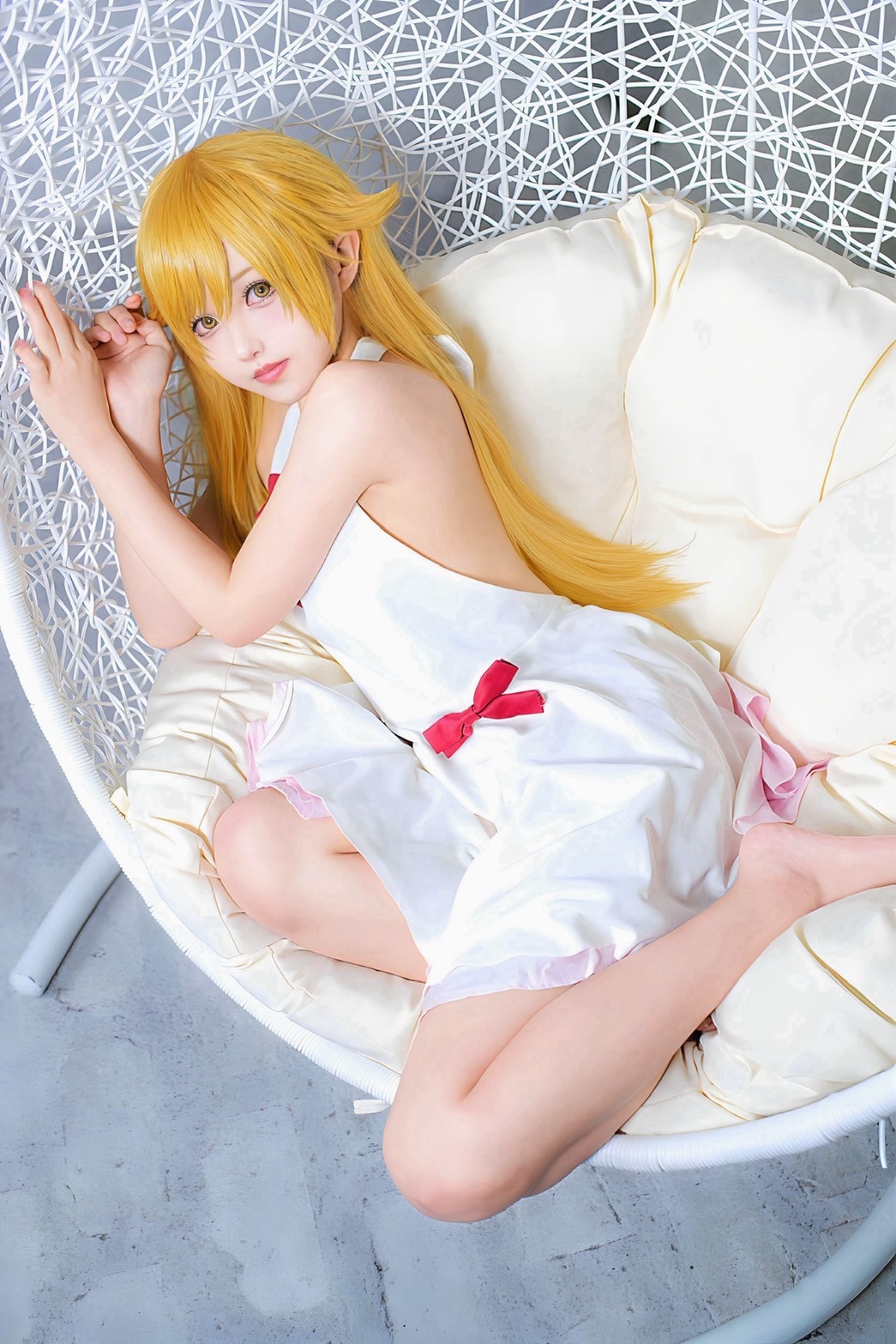 金髪と白い衣装のコスプレ