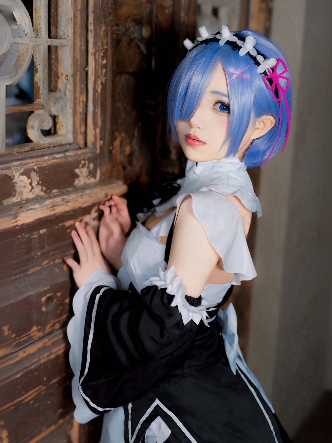 メイド衣装のコスプレで活動する凪