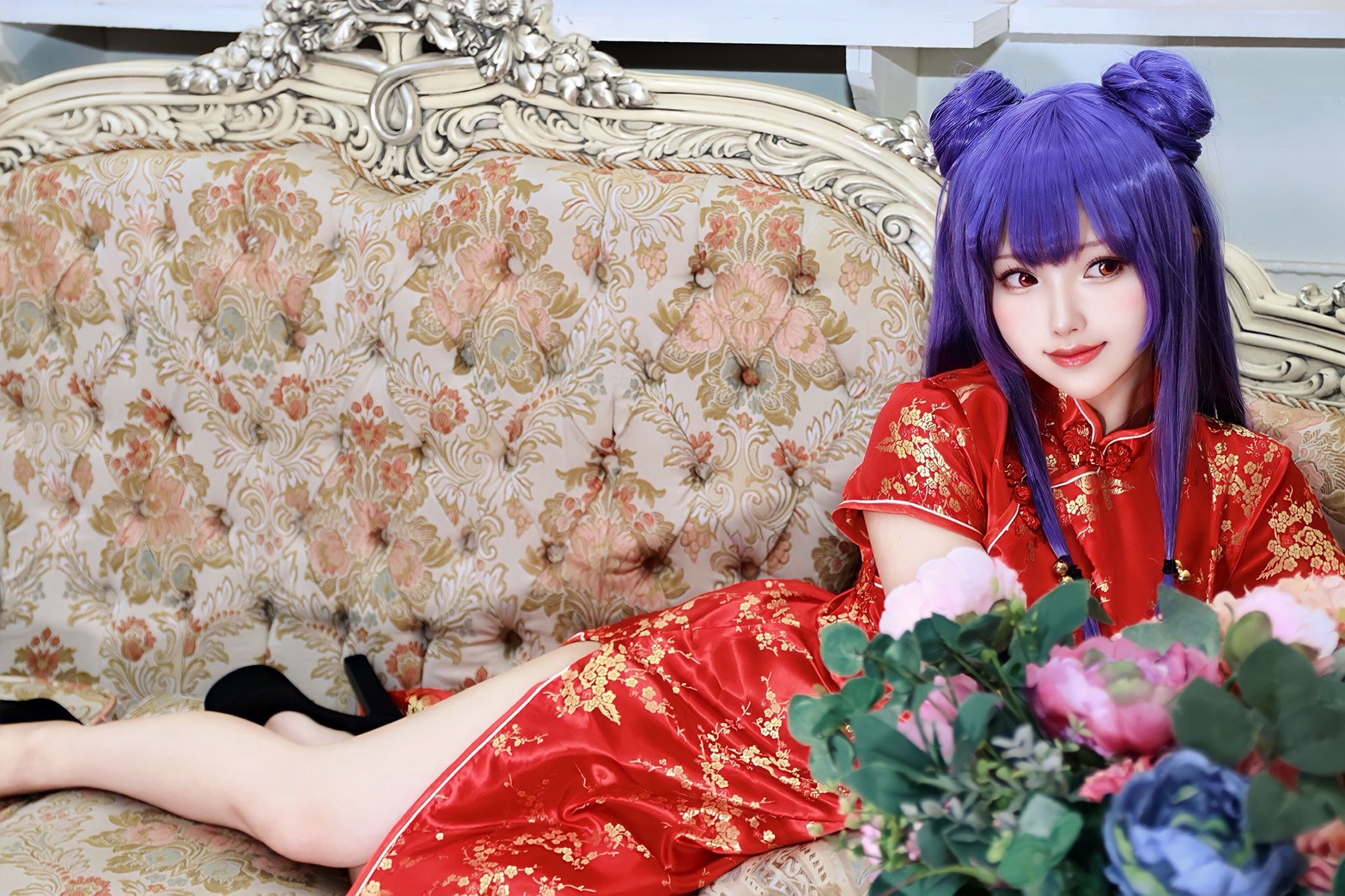 紫のウィッグと赤い衣装のコスプレ